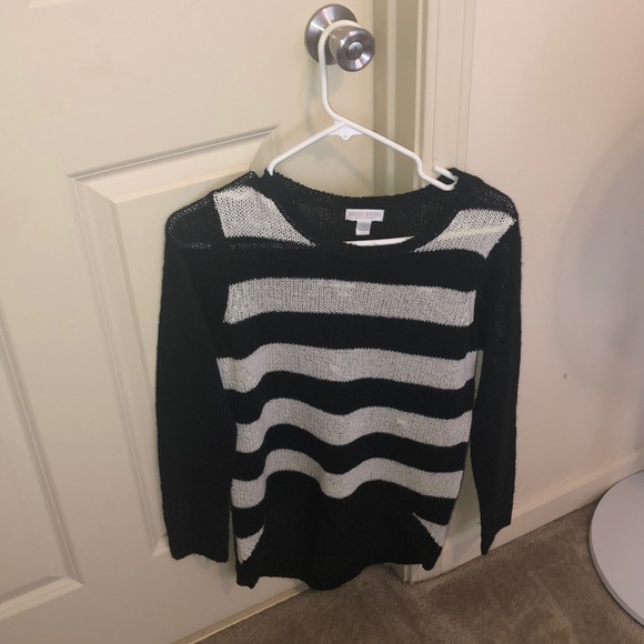 Small black and white high low sweater - Picture 5 of 7